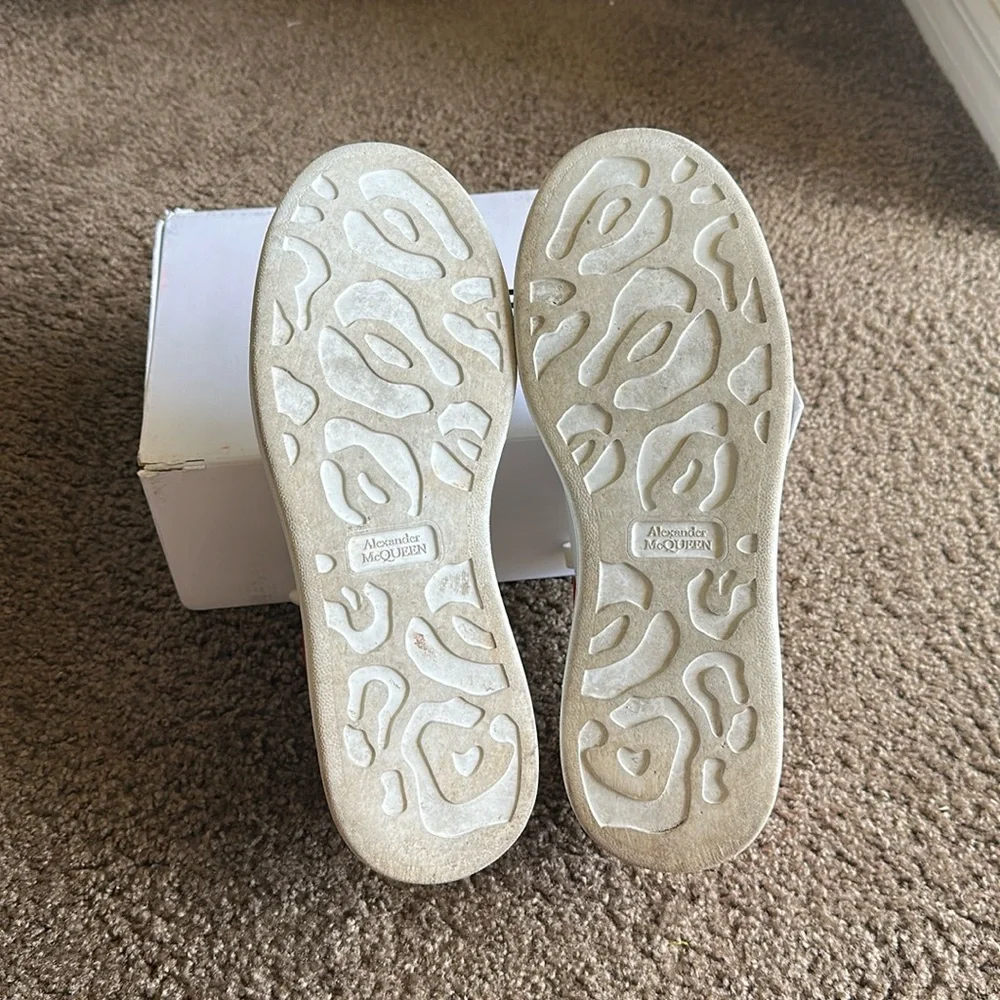 Alexander McQueen Men's Oversized
Sneaker 'Larry' in White/red. - Picture 7 of 11